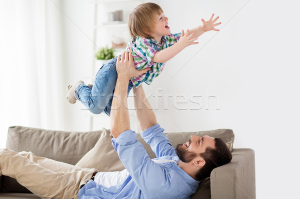 Boldog fiatal apa játszik kicsi fiú Stock fotó © dolgachov
