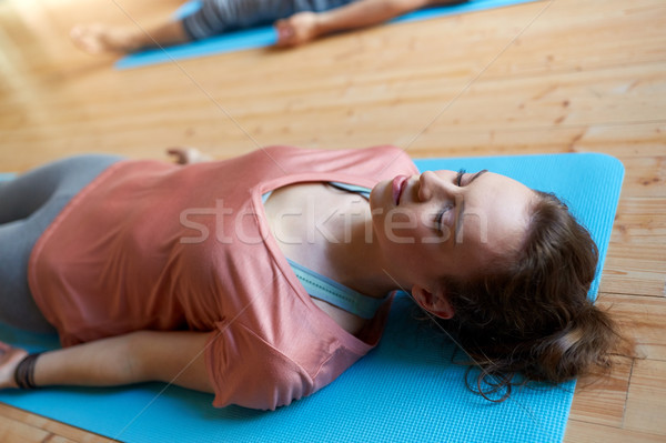 Donna persone gruppo yoga studio fitness sport Foto d'archivio © dolgachov