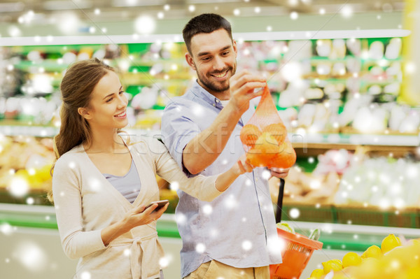 Boldog pár vásárol narancsok élelmiszerbolt vásárlás Stock fotó © dolgachov