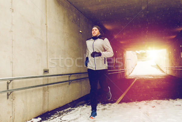 Szczęśliwy człowiek uruchomiony metra tunelu zimą Zdjęcia stock © dolgachov
