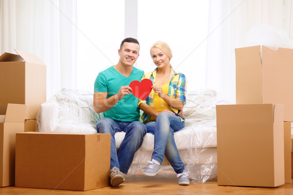 Sonriendo Pareja rojo corazón sofá nuevo hogar Foto stock © dolgachov