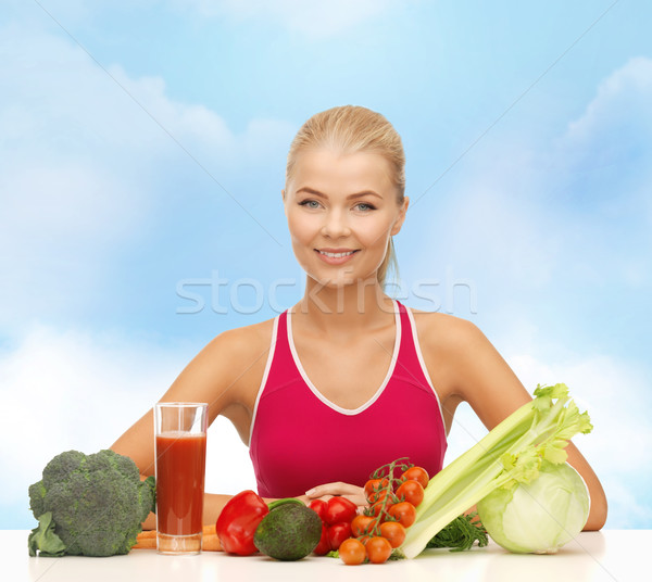 Sorridente mulher jovem alimentos orgânicos tabela fitness dieta Foto stock © dolgachov