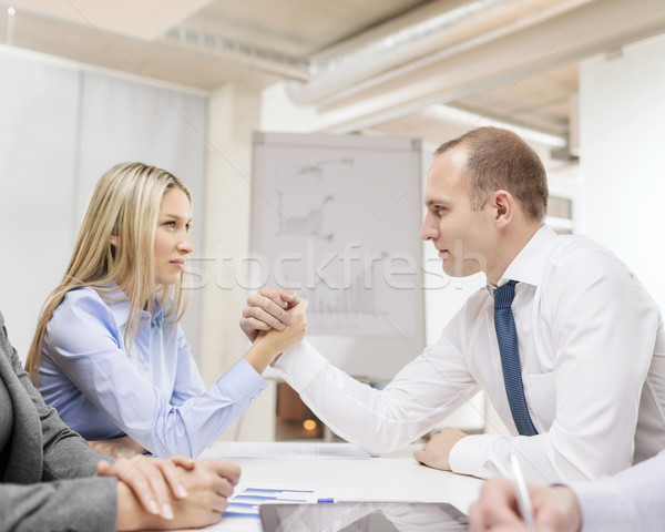 Geschäftsfrau Geschäftsmann Armdrücken Business Büro Sitzung Stock foto © dolgachov