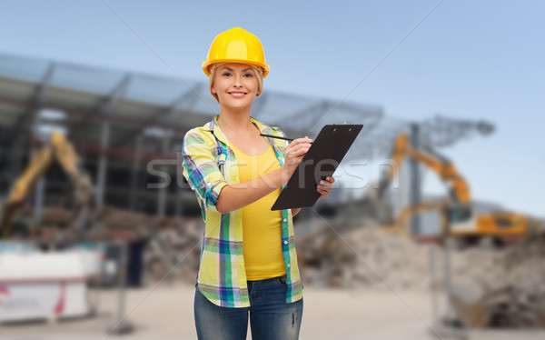 Foto stock: Mujer · sonriente · casco · portapapeles · reparación · edificio · construcción