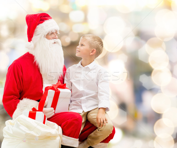 Mosolyog kicsi fiú mikulás ajándékok ünnepek Stock fotó © dolgachov