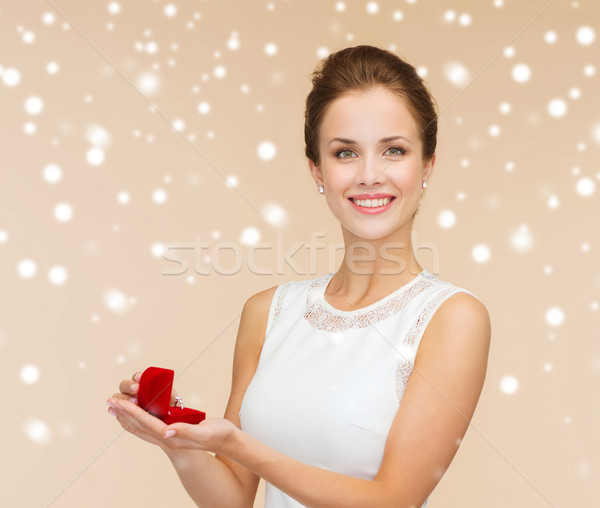 Sorrindo vermelho caixa de presente anel casamento Foto stock © dolgachov