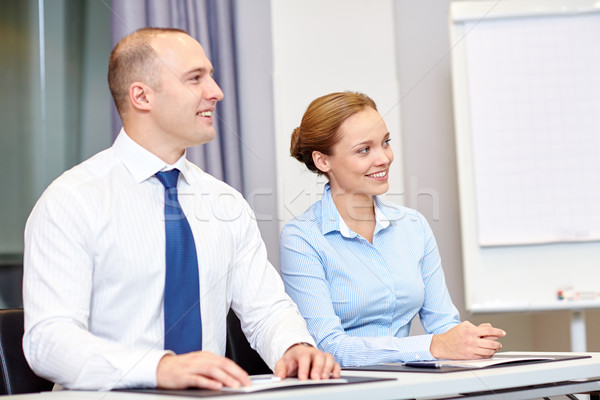 Gruppe lächelnd Geschäftsleute Sitzung Büro Geschäftsleute Stock foto © dolgachov