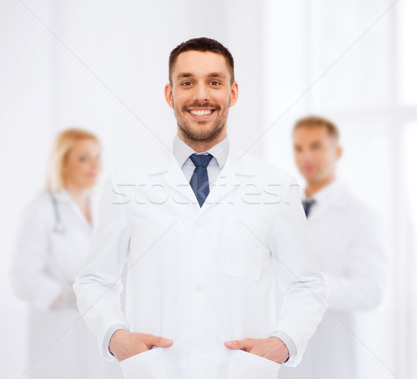 Zâmbitor medic de sex masculin alb haina asistenţă medicală profesie Imagine de stoc © dolgachov