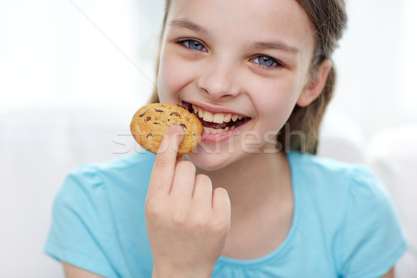 Glimlachend meisje eten cookie biscuit mensen Stockfoto © dolgachov