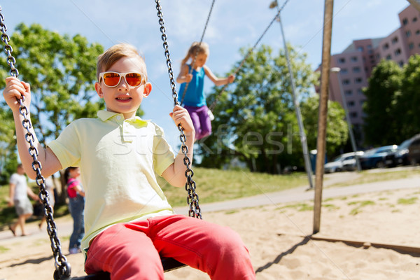 Foto d'archivio: Due · felice · ragazzi · swing · parco · giochi · estate