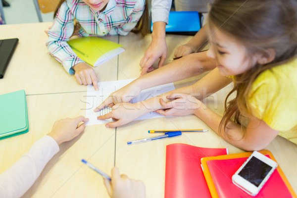 Foto stock: Grupo · escuela · ninos · senalando · dedos · prueba