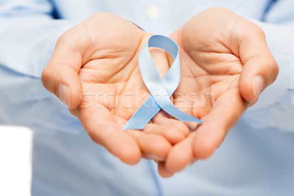Ręce niebieski prostata raka świadomość wstążka Zdjęcia stock © dolgachov