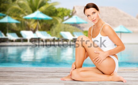 Foto stock: Feliz · mulher · jovem · banhos · de · sol · biquíni · praia · pessoas