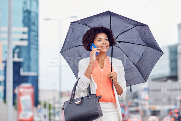 üzletasszony esernyő hív okostelefon üzlet rossz időjárás Stock fotó © dolgachov