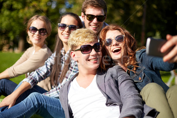 Studenten tieners smartphone campus zomer technologie Stockfoto © dolgachov