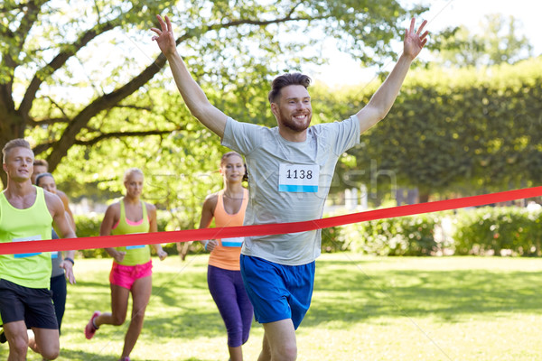 Foto stock: Feliz · jóvenes · masculina · corredor · ganar · carrera