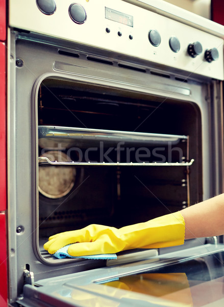 Femeie curăţenie cuptor acasă bucătărie Imagine de stoc © dolgachov