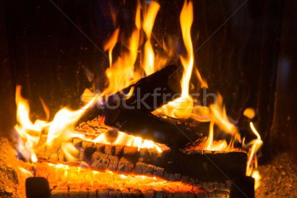 Lemne de foc ardere cămin încălzire caldura Imagine de stoc © dolgachov
