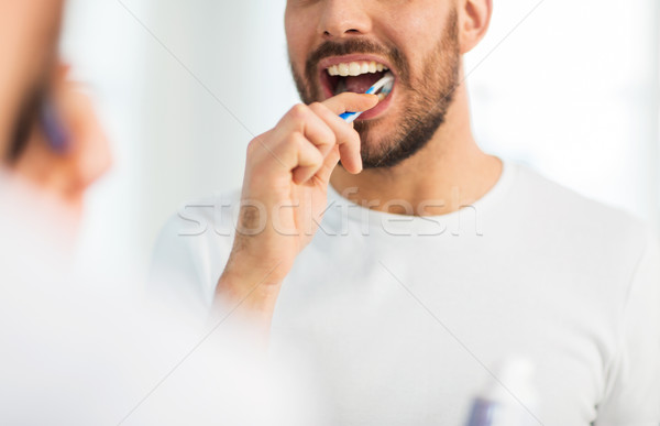 Homem escova de dentes limpeza dentes Foto stock © dolgachov