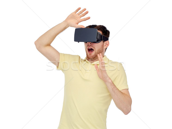 Fericit om virtual realitate setul cu cască ochelari 3d Imagine de stoc © dolgachov