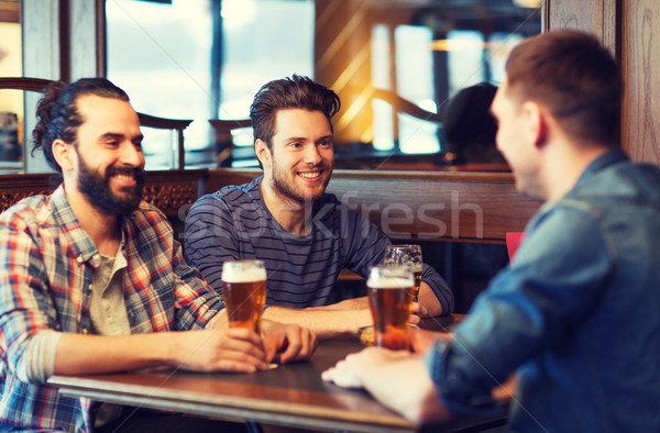 Szczęśliwy mężczyzna znajomych pitnej piwa bar Zdjęcia stock © dolgachov