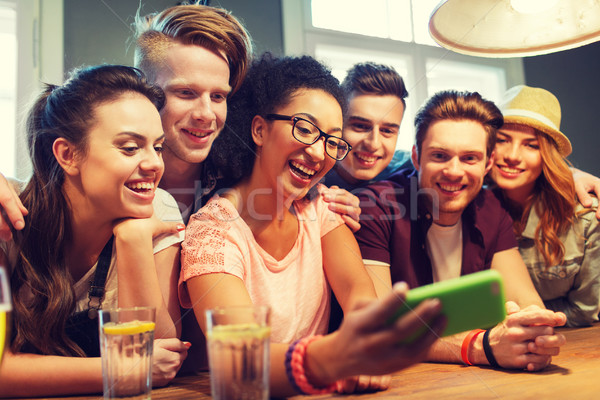 Boldog barátok okostelefon elvesz bár emberek Stock fotó © dolgachov