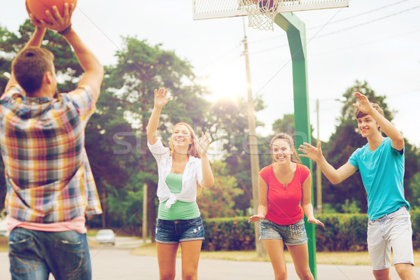 Foto d'archivio: Gruppo · sorridere · adolescenti · giocare · basket