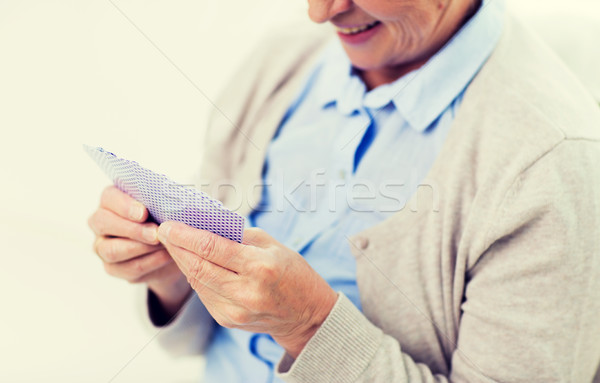 Foto stock: Feliz · senior · mulher · cartas · de · jogar · idade