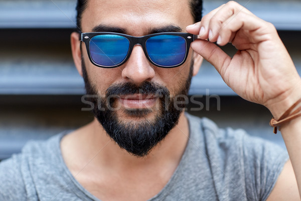 Feliz sonriendo hombre barba calle de la ciudad estilo de vida Foto stock © dolgachov