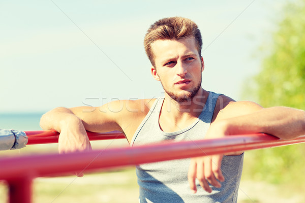 Junger Mann parallel Bars Freien Fitness Stock foto © dolgachov