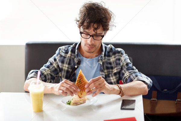 Stok fotoğraf: Mutlu · adam · yeme · sandviç · kafe · öğle · yemeği