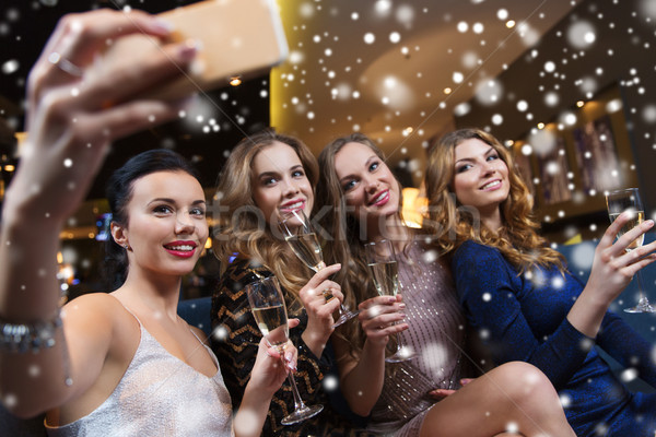 Vrouwen champagne nachtclub viering vrienden Stockfoto © dolgachov