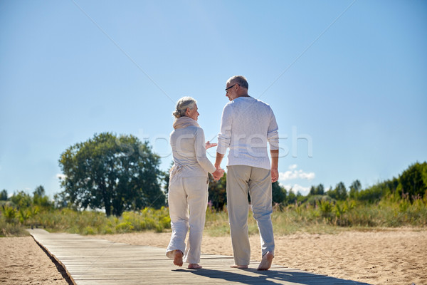 Foto stock: Feliz · pareja · de · ancianos · tomados · de · las · manos · verano · playa · familia