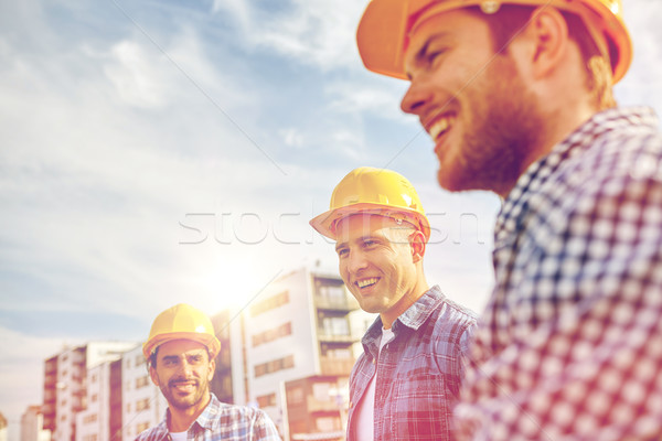 Groep glimlachend bouwers buitenshuis business gebouw Stockfoto © dolgachov