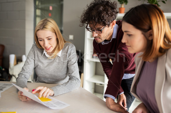 Foto stock: Feliz · equipe · de · negócios · documentos · escritório · pessoas · corporativo · reunião