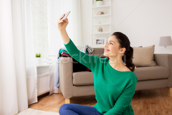 Stockfoto: Gelukkig · jonge · vrouw · smartphone · mensen · technologie