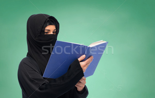 Muzułmanin kobieta hidżab czytania książki biały Zdjęcia stock © dolgachov