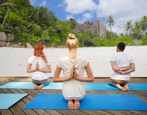 Groupe de gens yoga plage fitness sport [[stock_photo]] © dolgachov