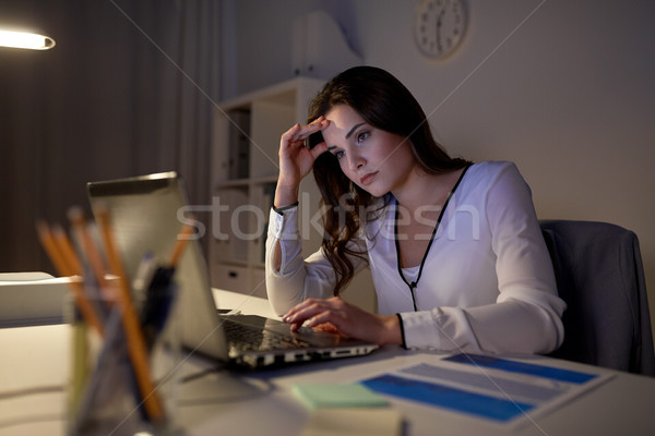 Femme d'affaires portable nuit bureau gens d'affaires date limite [[stock_photo]] © dolgachov