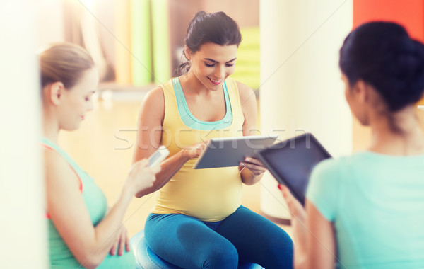 Stockfoto: Gelukkig · zwangere · vrouwen · gadgets · gymnasium · zwangerschap