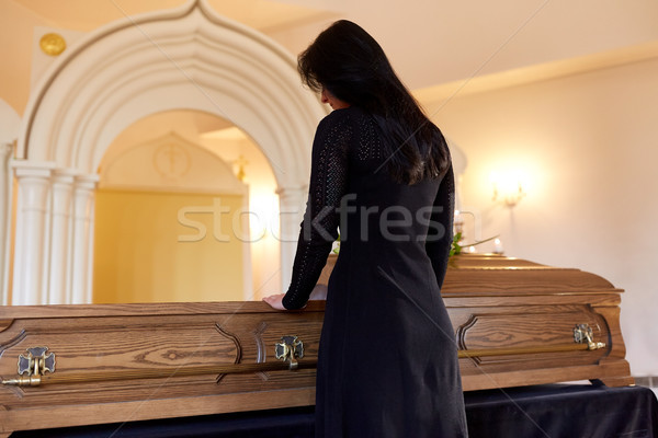 Trist femeie sicriu înmormântare biserică oameni Imagine de stoc © dolgachov