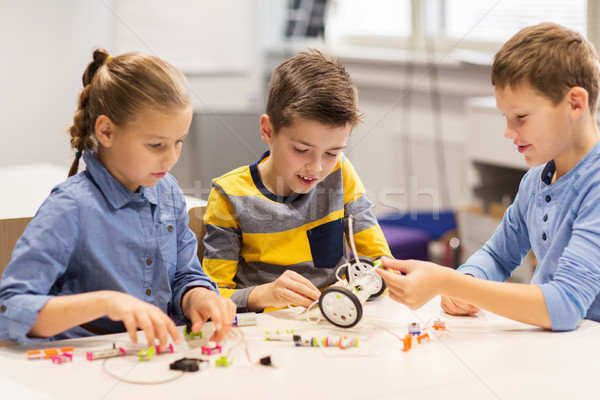 [[stock_photo]]: Heureux · enfants · bâtiment · robots · robotique · école