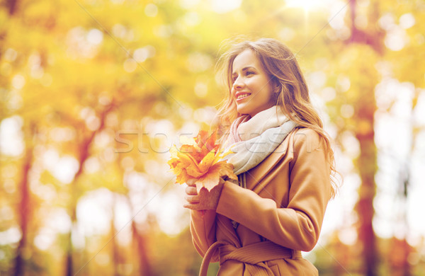 Mooie vrouw esdoorn bladeren najaar park seizoen Stockfoto © dolgachov