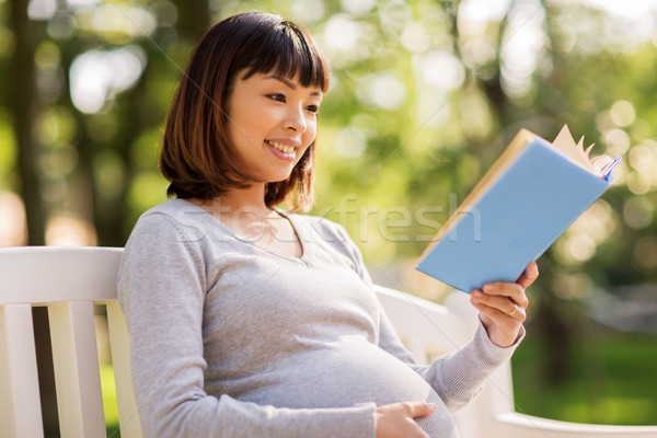 Stockfoto: Gelukkig · zwangere · asian · vrouw · lezing · boek