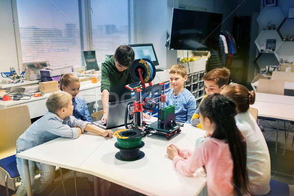 Fericit copii 3D imprimantă robotica şcoală Imagine de stoc © dolgachov