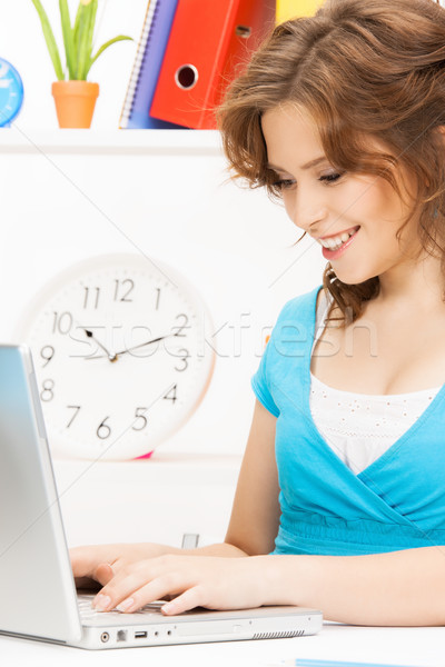 Fericit femeie laptop imagine Internet acasă Imagine de stoc © dolgachov
