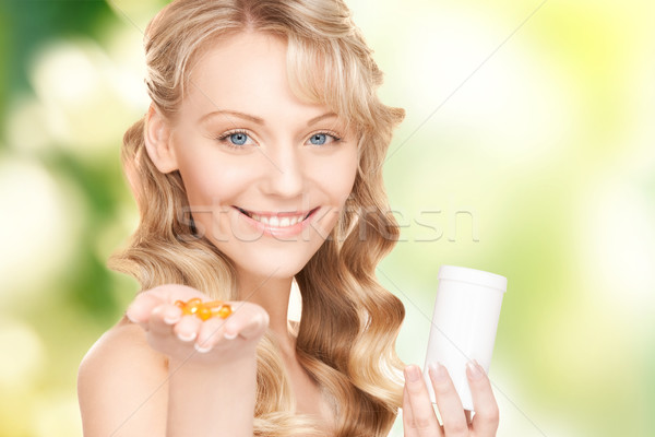 Młoda kobieta pigułki zdjęcie kobieta medycznych zdrowia Zdjęcia stock © dolgachov