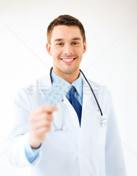 Młodych mężczyzna lekarz opakowanie pigułki zdjęcie rodziny Zdjęcia stock © dolgachov