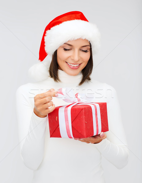 Mosolygó nő mikulás segítő kalap ajándék doboz karácsony Stock fotó © dolgachov