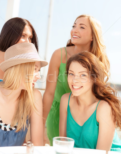 Groupe souriant filles café plage été [[stock_photo]] © dolgachov